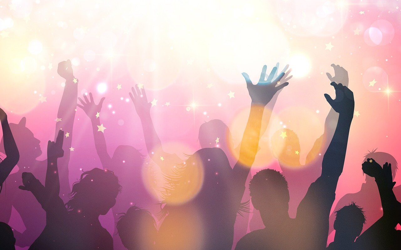 Where Can I Find Beachfront Nightlife And Entertainment?